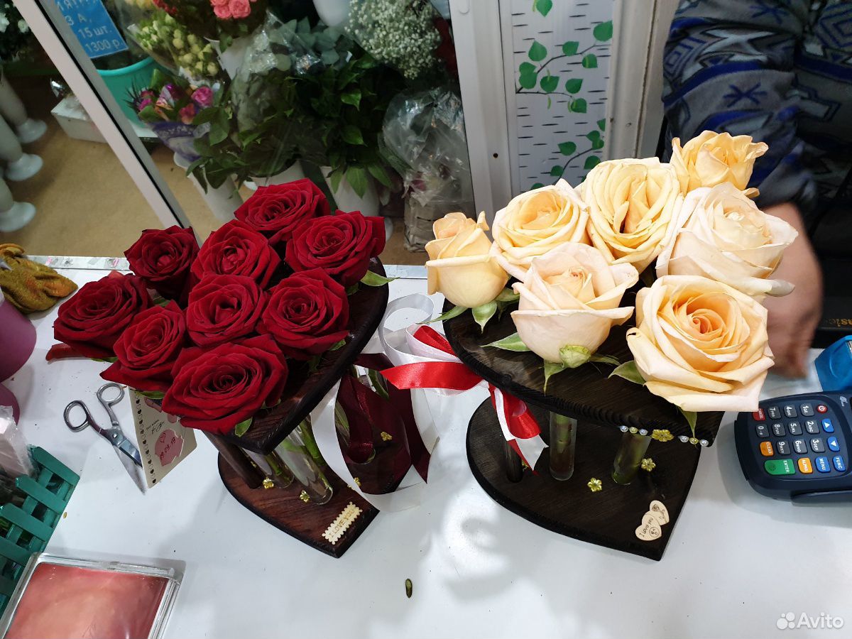 Розы в деревянной подставке купить на Зозу.ру - фотография № 2