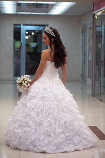 Свадебное платье со шлейфом на прокат