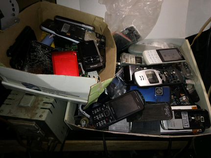 Телефонов много