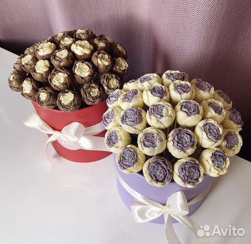 Букет в шляпной коробке из пионов