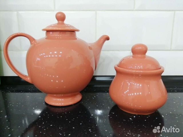 Чайник и сахарница