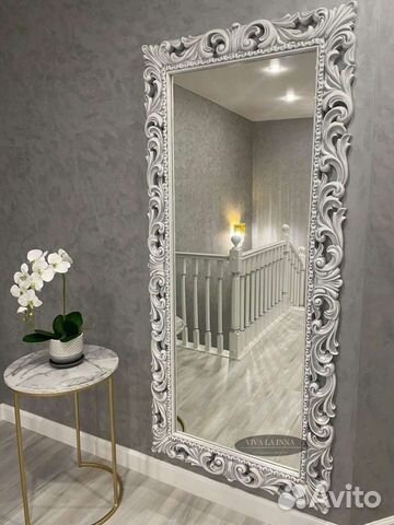 Зеркало в резной раме