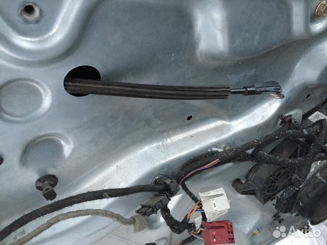 трос на передней двери фольксваген пассат б6. трос открывания двери пассат б5. трос ручки двери пассат б5 передний. тросик открывания двери фольксваген пассат б5. тросик открывания двери пассат б5.