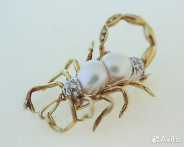 Золотая брошь с жемчугом