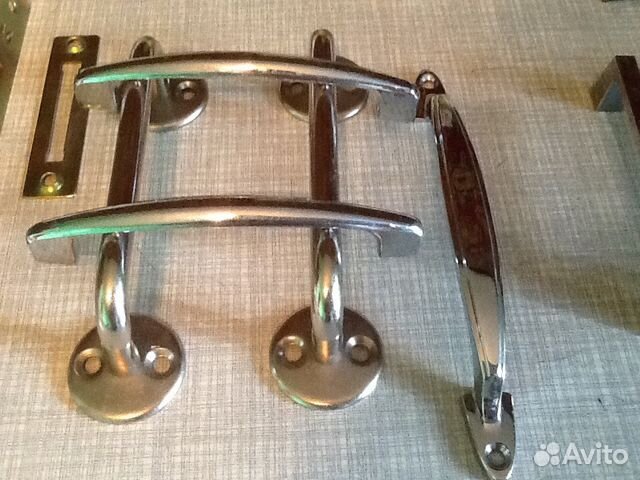 Петли и ручки для дверей, замки для форточек