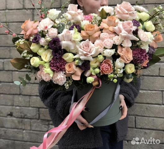 Яркие цветы в шляпной Коробке с шаром