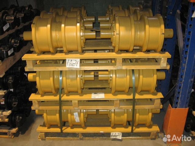 Каток опорный двубортный Komatsu D355 Каток опорный двубортный Komatsu D355