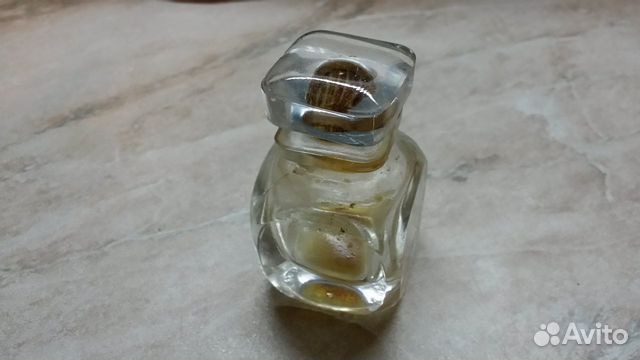 Флакон с притертой крышкой с остатками духов Флакон с притертой крышкой с остатками духов