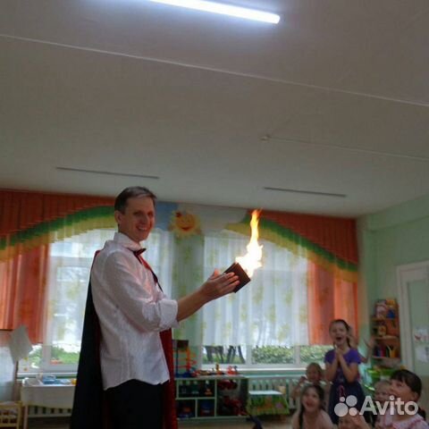 Фокусник иллюзионист с кроликом