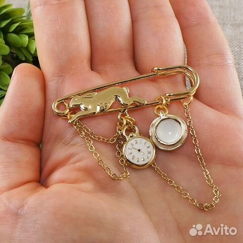 Брошь Булавка золотистая Чаепитие с Кроликом Алиса Брошь Булавка золотистая Чаепитие с Кроликом Алиса