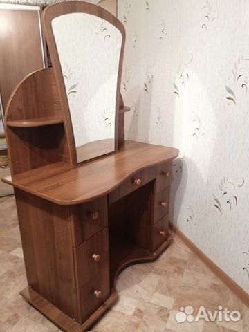 Макияжный стол