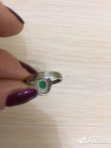 Серебряное кольцо с изумрудом и фианитами