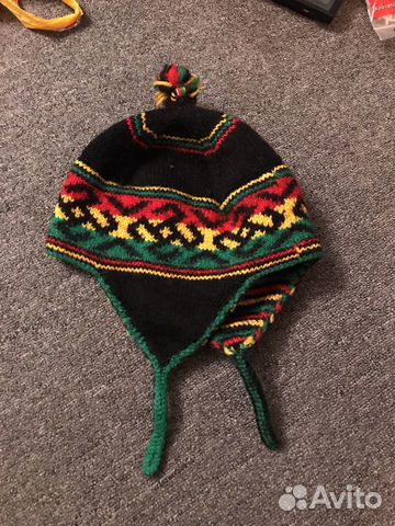 Шапка вязанная с помпоном