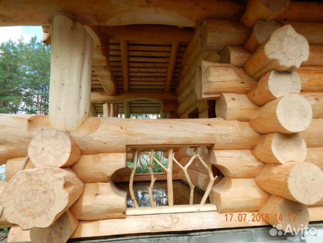 Сруб дома из рубленного бревна в диком стиле