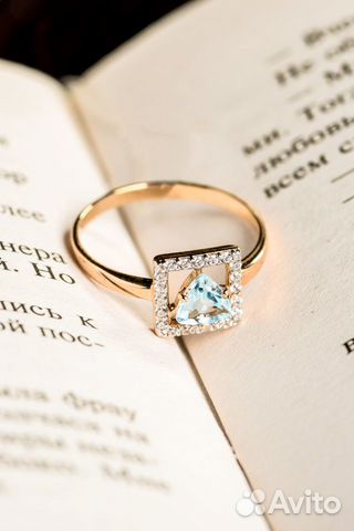 Кольцо из красного золота с топазом и фианитами Кольцо из красного золота с топазом и фианитами