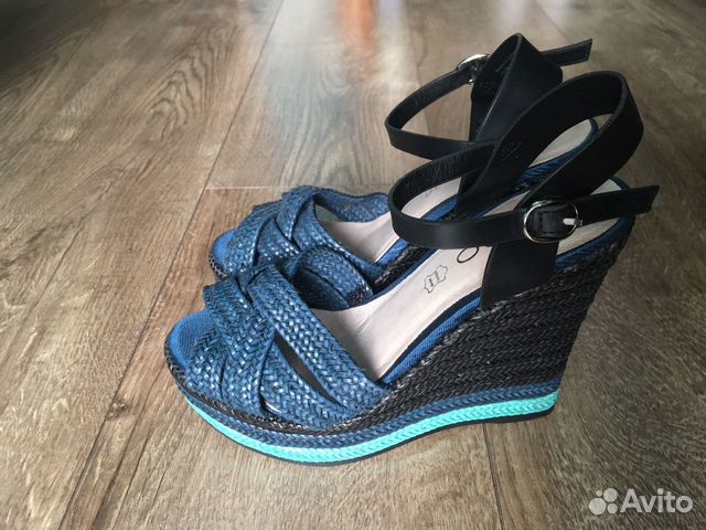 Летние босоножки на танкетке Aldo