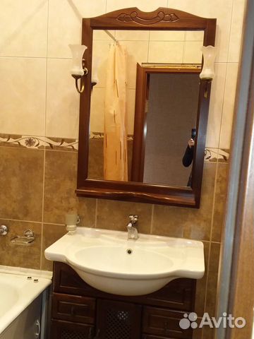 Тумба с раковиной и зеркалом для ванной