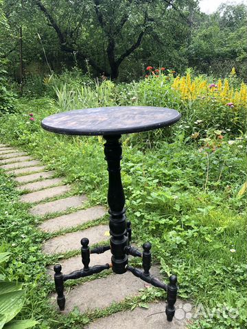 Столик круглый антикварный Столик круглый антикварный