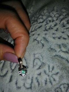 Золотые серьги с бриллиантами и изумрудами