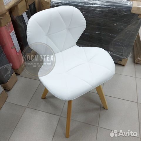 Стул Ракушка на деревянных ножках