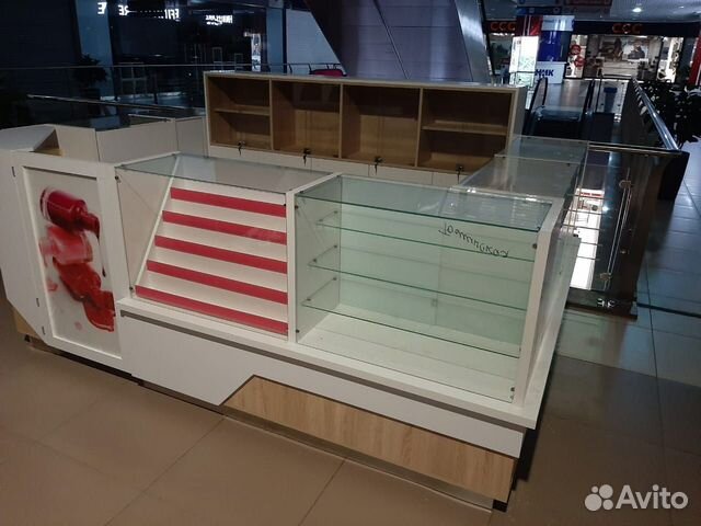 Торговый островок для торговли из витрин