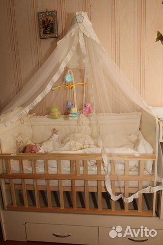 Детская кроватка с маятником и комодом