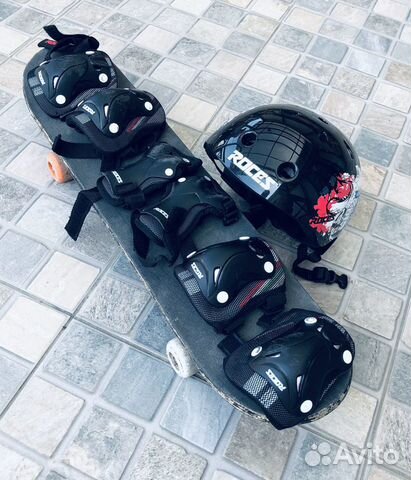 Детский шлем в комплекте с скейтбордом и защитой