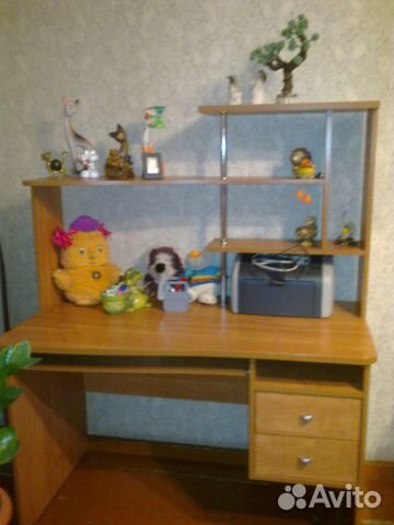 Компьтерный стол с горизонтальными полочками