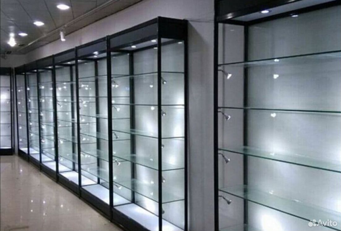 шкаф для моделей со стеклом