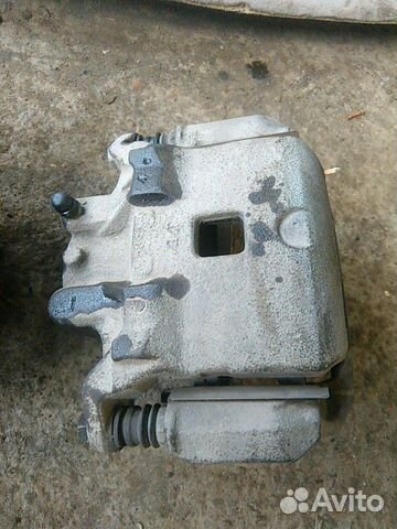 Суппорт тормозной передний Nissan Juke F15