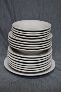 Набор столовый из фаянса - тарелки. СССР