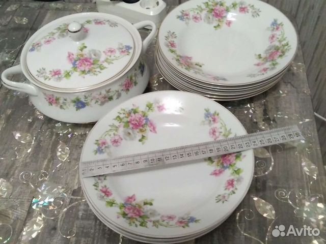 Набор столовой посуды. тарелки суповые