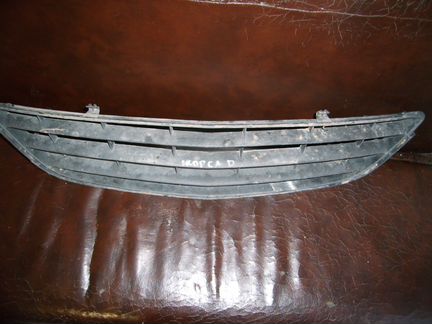 Опель корса D решетка в бампер