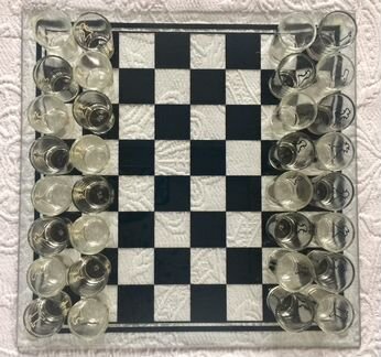 Шахматы (пьяные) стеклянные стаканчики размер доск