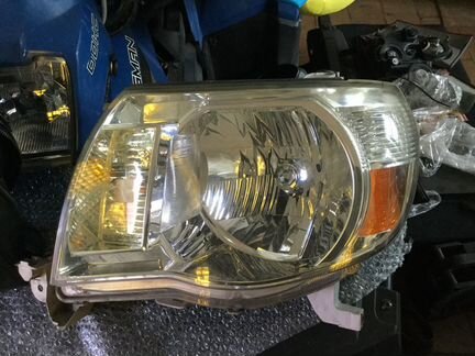 Фара левая Toyota Tacoma