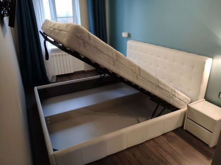 Кровать 180*200 с матрасом и 2-мя тумбочками