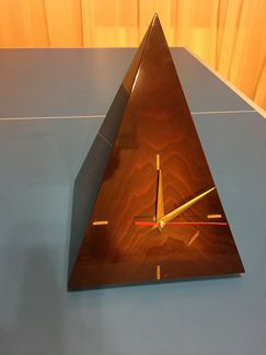 Часы-пирамида