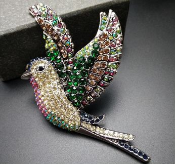 Новая брошь Иволга