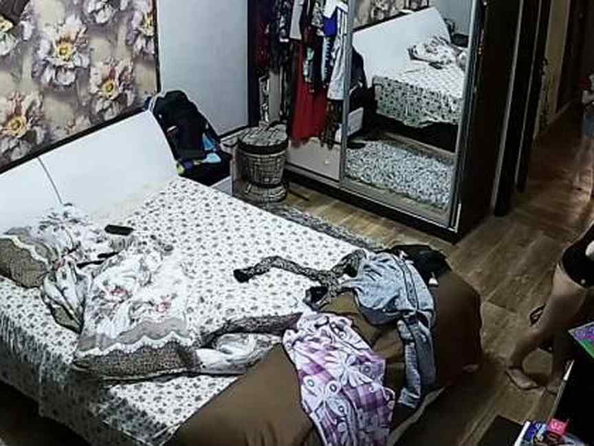 Скрытое видео мам домашнее. Скрытое видеонаблюдение в квартире. Скрытая комнав квартире. Скрытые камеры в спальные.