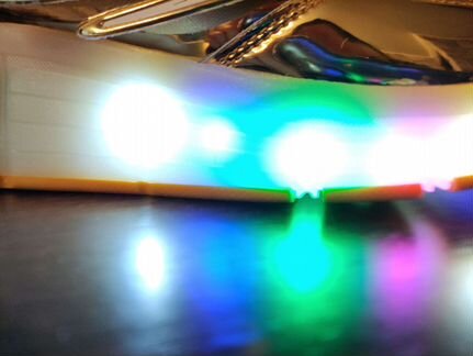 Кроссовки светящиеся новые