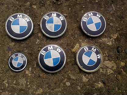 Юбилейный значок бмв. BMW e34 значок. BMW e34 значок BMW на капоте. BMW e34 без значков BMW.