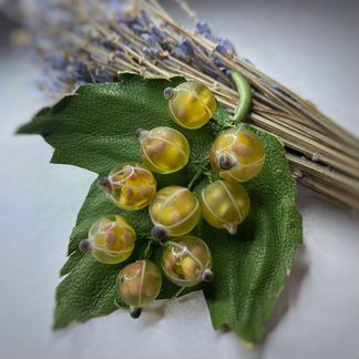 Брошь из стекла и кожи