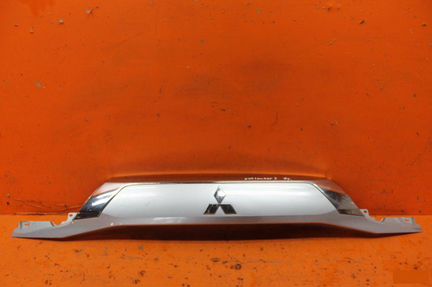 Накладка двери багажника Mitsubishi Outlander 3