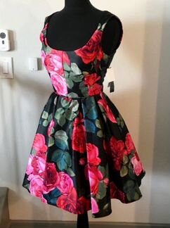 Крутое пышное платье в розы Betsy Adam S