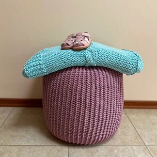 Вязаный пуф пудровая роза