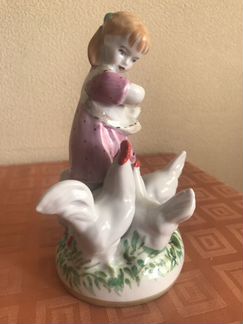 Статуэтка «Девочка кормит кур» Дулево