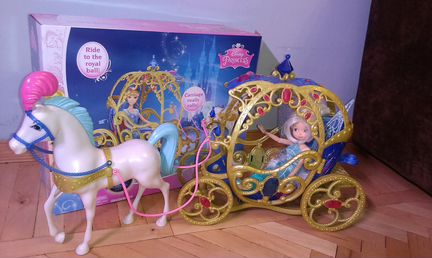 Карета с лошадью