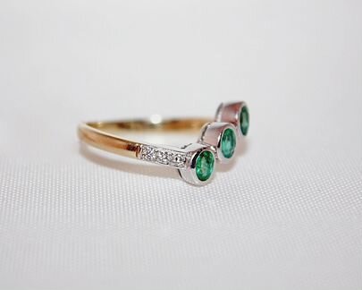 Золотое кольцо с изумрудами
