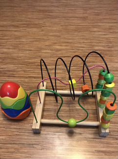 Деревянная игрушка и пирамидка