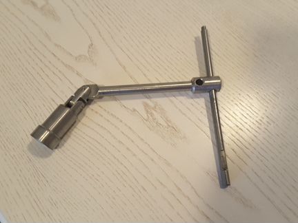 Ключ свечной 21 с карданным механизмом